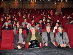 Polisler, Tiyatroda Stres Attı