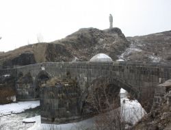 Kars’ta Onlarca Tarihi Eser Barış Anıtının Gölgesinde Kalıyor