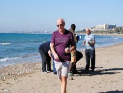 Güneşli Havada Demir Misket Oyununda Birinci Olan Turistler Kitapla Ödüllendiriliyor