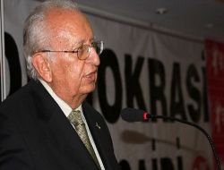 Cindoruk Hatalı Afiş Önünde Konuştu
