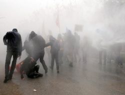 Öğrencilerin Geri Attığı Gaz Bombaları Polisleri Etkiledi