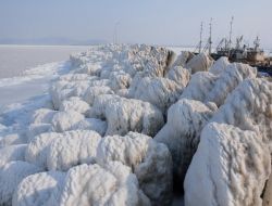 Çin’de Nehir Buz Tuttu!