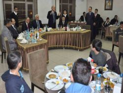 Ak Parti Siirt Milletvekili Helvacıoğlu, Yetiştirme Yurdunda Kalan Öğrencilere Yemek Verdi