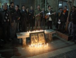 Hrant Dink’in Anısına Mum Yakıp Sarı Gelin Türküsünü Seslendirdiler