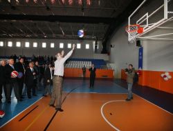 Spor Salonu Açılışında Belediye Başkanları Basketbol Oynadı