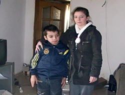 Okul Harçlıklarını Biriktirip Muhtaç Aileye Verdiler