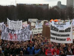 Hollanda’da Öğrenciler, Hükümeti Protesto Etti!