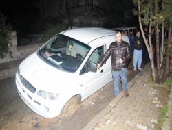 Minibüs Doğalgaz Çalışması İçin Açılan Çukura Gömüldü
