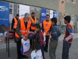 Kimse Yok Mu Diyarbakır’da Yüzlerce Öğrenciyi Giydirdi