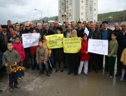 Hizmet Alamadıklarını Söyleyen Mahalleli Belediyeyi Protesto Etti