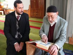 Okuma Yazma Bilmediği Halde 70 Yaşında Kur'an-ı Kerim'i Öğrendi