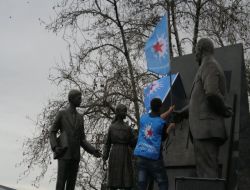 Atatürk Heykelinin Eline Parti Bayrağı Koymaya Çalıştılar