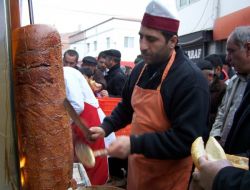 Kasap Açılışındaki Sucuk İkramı İzdihama Yol Açtı