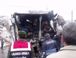 Giresun'un Alucra İlçesinde Yolcu Otobüsü İle Yakıt Yüklü Tanker Çarpıştı