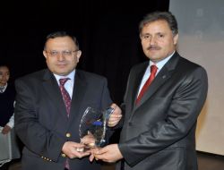 Malatya Valisi Saran’dan Belediye Başkanı Çakır’a Plaket