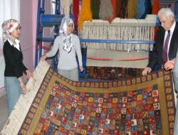 Dokunan İlk Halıyı Vali Çolak Kesti, Kursiyerlerin Maaşını Ödedi