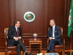 Almanya Eski Başbakanı Schröder, İkt Genel Sekreteri İhsanoğlu’nu Ziyaret Etti