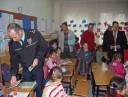 Kozdes Öğrencilere Kitap Dağıttı