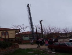 Yağmur Altında Baz İstasyonunu Protesto Ettiler