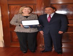 Astana'dan Clinton'a 'dostluk' Nişanı