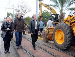 Konyaaltı Caddesi’nde Peyzaj Ve Kaldırım Çalışmaları Devam Ediyor