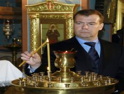 Medvedev İle Putin Terör Saldırısında Ölenler İçin Mum Yaktı, Dua Etti!