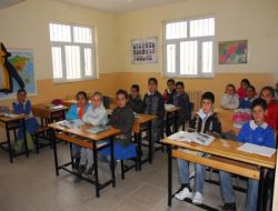 Üniversiteli Gençlerden Köylerde Okuyan Çocuklara Kitap Yardımı
