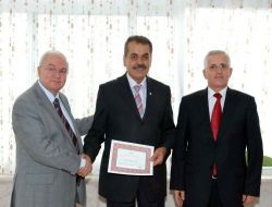 Öss Ve Oks'de İlk Bine Giren Öğrencilerin Okul Müdürleri Ödüllendirildi