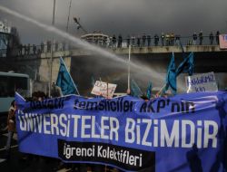 Beşiktaş'ta Yol Kapatan Öğrencilere Polis Müdahale Etti