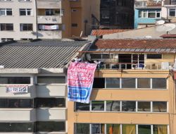 Erdoğan'ın Gençlerle Buluşmasını Ak Parti Binasına Pankart Asarak Protesto Ettiler