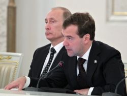 Medvedev-Putin İkilisinin Reytingi Düşüyor!!