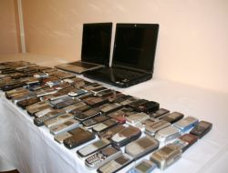 Polis 150 Telefon Ve İki Bilgisayarın Sahiplerini Arıyor