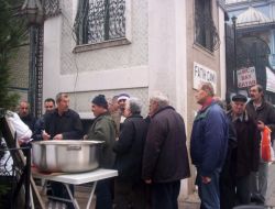 Fatih Camisi'nde Her Cuma Etli Pilav Dağıtılıyor