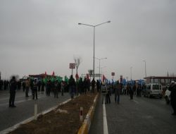 Protestocu Öğrenciler Polisle Karşı Karşıya Geldi