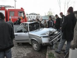Otomobil Askeri Araca Çarptı: 1'i Uzman Çavuş 2 Yaralı