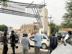 Nelson Mandela'nın Taburcu Edilmemesi Güney Afrikalıları Endişelendirdi