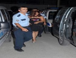 İzmir Polisi Bayram Öncesi Eğlence Mekanlarında Uygulama Yaptı
