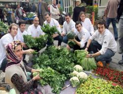 Üniversite Öğrencileri, Tire Salı Pazarı'nda Mutfak Dersi Alıyor