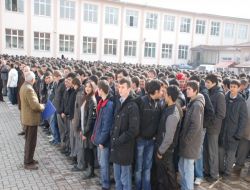 Lisenin 1800 Öğrencisi Arasında Tek Kız Öğrenci Olan Pelin Bakır Da Karnesini Aldı