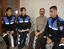 Karnelerinde Zayıf Bulunan İki Kardeş, Evlerine Polis Eşliğinde Gitti