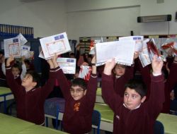 Karnelerini Velilerinden, Hediyelerini Kaymakamdan Aldılar