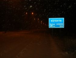 Kar Yağışı Kütahya'da Araç Trafiğini Olumsuz Etkiliyor