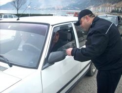 Polis Ceza Kesmek Yerine Hediyelerle Uyarıyor
