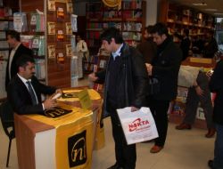 Gazeteci Mehmet Baransu Sakarya’da Kitaplarını İmzaladı