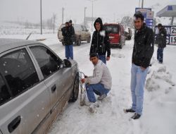 Trafik Polisi Zincirsiz Araçların Geçişine İzin Vermedi