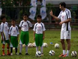 Luis Figo Endonezya'da ‘Futbol Hocası’ Oldu!