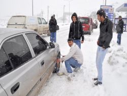 Yozgat’ta Kar Yağışı Köy Yollarını Ulaşıma Kapattı