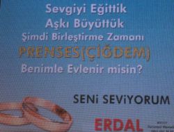 Evlik Teklifini Reklam Panosundan Yaptı