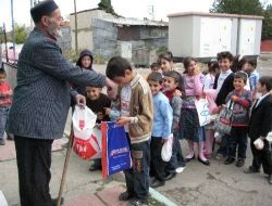 Erzurumlu Çocuklar Yine Bayram Arifesinde Arifelik İçin Yollara Düştü