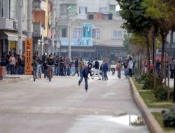 Uyuşturucu Karşıtı Gösteri Sonrası Çocuklar Polisi Taşladı